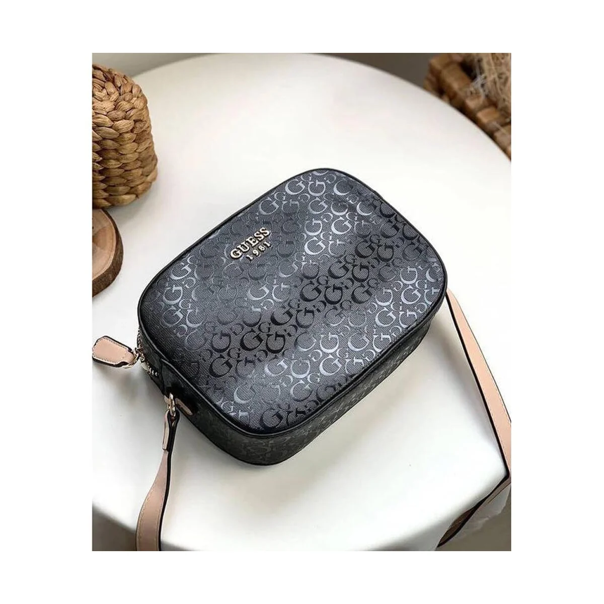 حقيبة كتف نسائية سوداء من "غيس" (Guess)