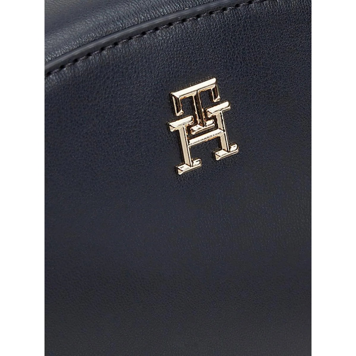 شنطة كروس بودي تومي هيلفيغر TH Emblem سوداء AW0AW15179BDS